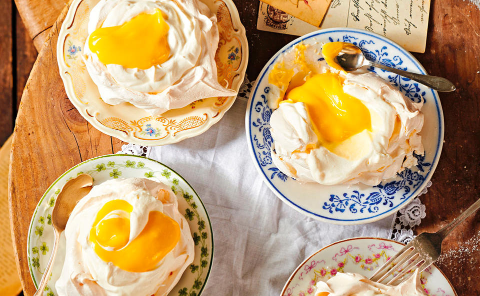 Mini-Pavlovas mit Vanillejoghurt und Lemon Curd