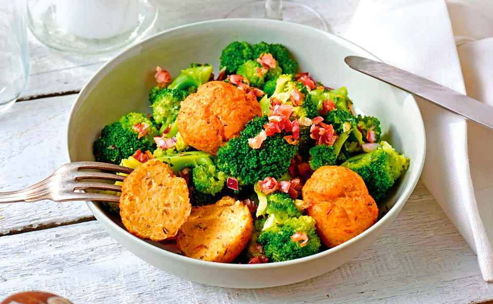 Brokkolisalat mit Speck und Käsebällchen