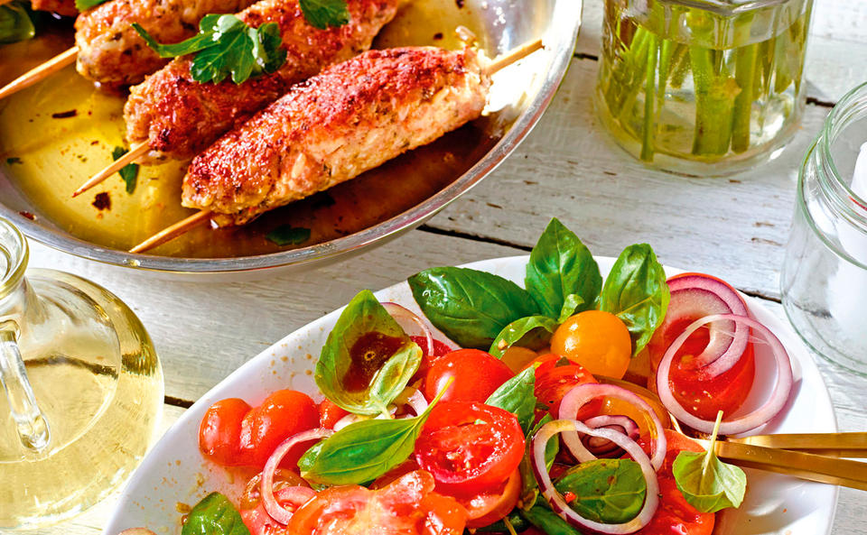 Paradeissalat mit Fleisch-Spießen