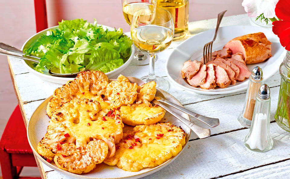 Karfiol mit Käse, Schweinsfilet und Pflücksalat