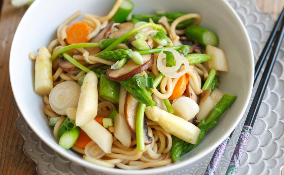 Spargel-Wok mit Udon-Nudeln