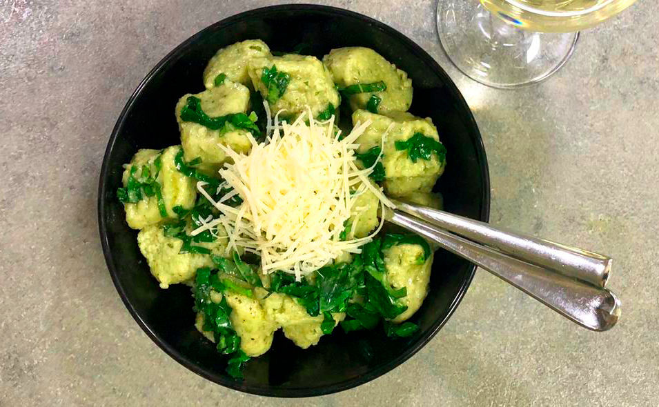 Grüne Bärlauchgnocchi mit Parmesan • Rezept • GUSTO.AT