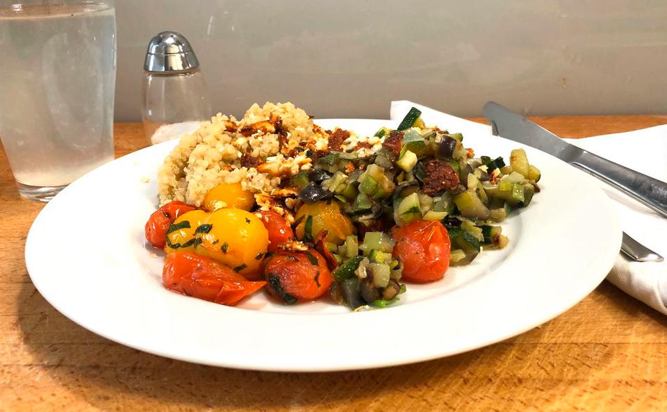 Quinoa mit mediterranem Gemüse und Knusper-Feta