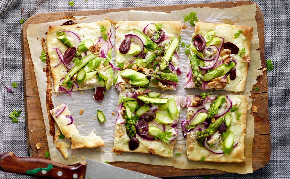 Flammkuchen mit Spargel und Nüssen