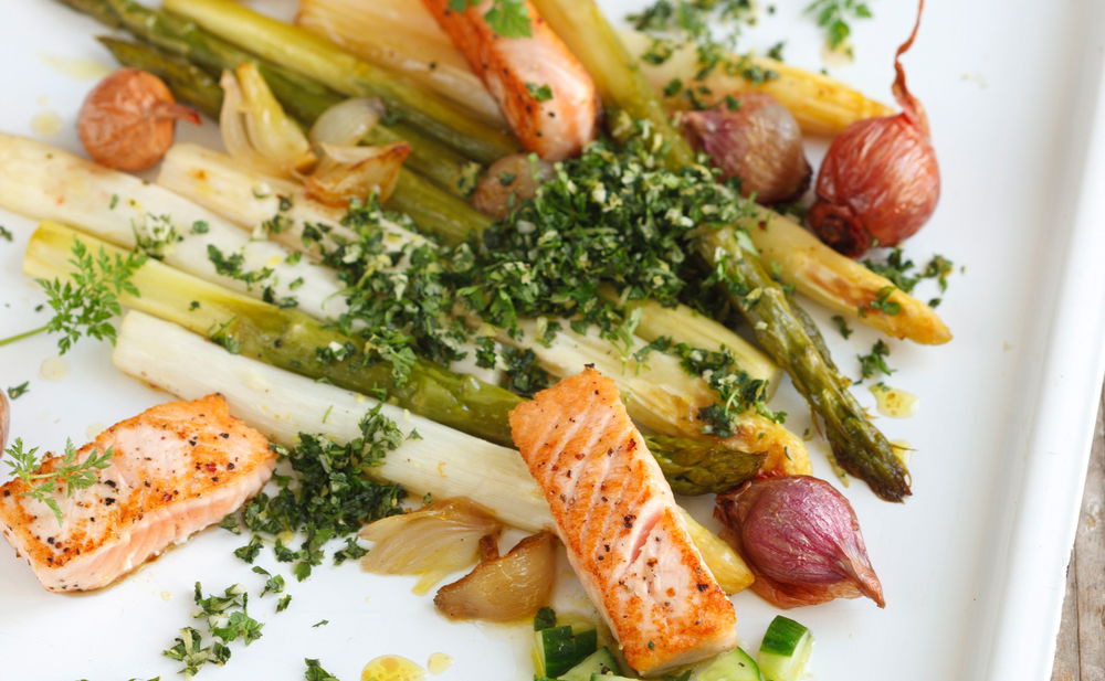 Geschmorter Spargel mit Lachs • Rezept • GUSTO.AT