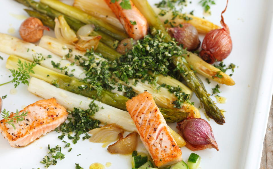 Geschmorter Spargel mit Lachs • Rezept • GUSTO.AT