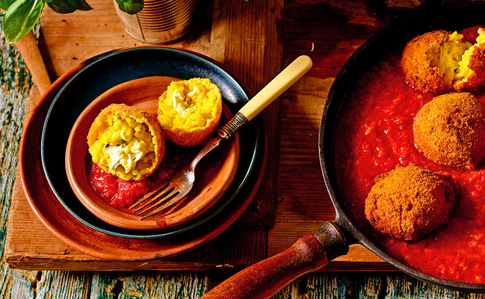 Knusprige Arancini: Risottobällchen in Paradeissauce