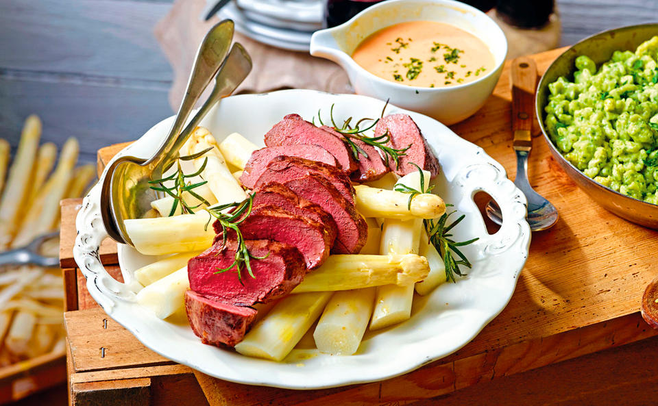 Rehfilet mit Spargel, Rhabarbersauce und Spätzle