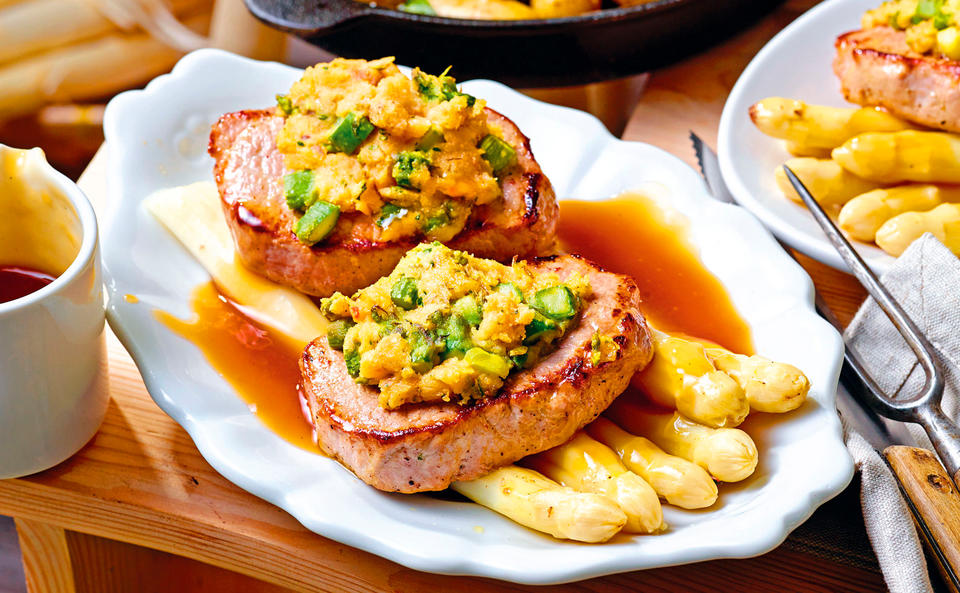 Schweinsfilet mit Spargelkruste und weißem Spargel