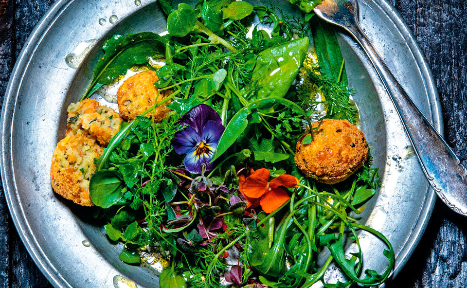 Kräutersalat mit Erdäpfel-Linsenbällchen