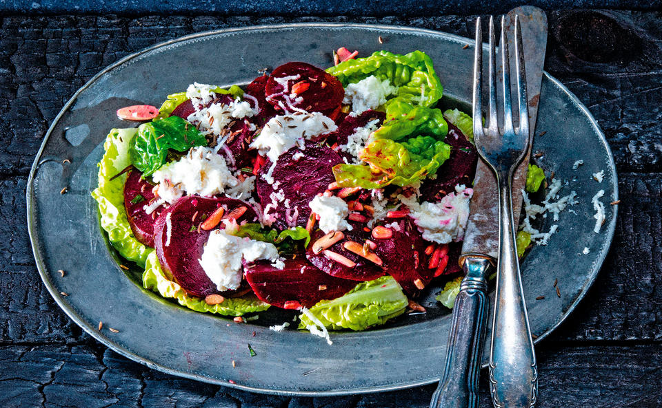 Rote Rüben mit Salatherzen, Kren und Ricotta