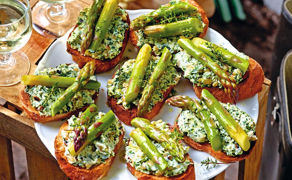 Crostini mit Ricotta und grünem Spargel