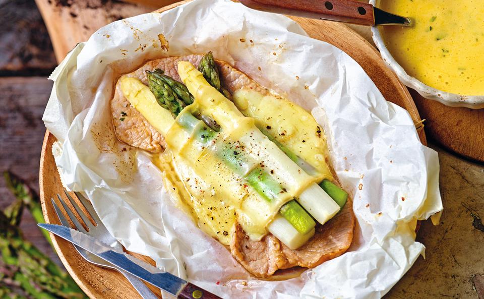 Kalbsschnitzel mit Spargel und Orangen-Estragonsauce