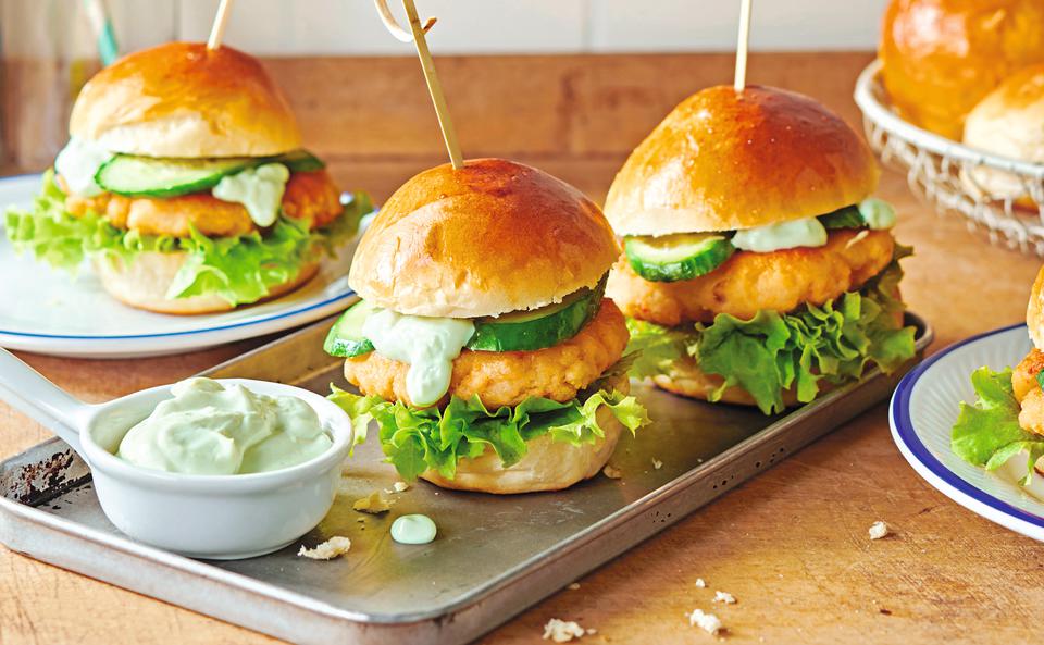 Lachs-Garnelenburger mit Wasabi-Mayonnaise und Honiggurken