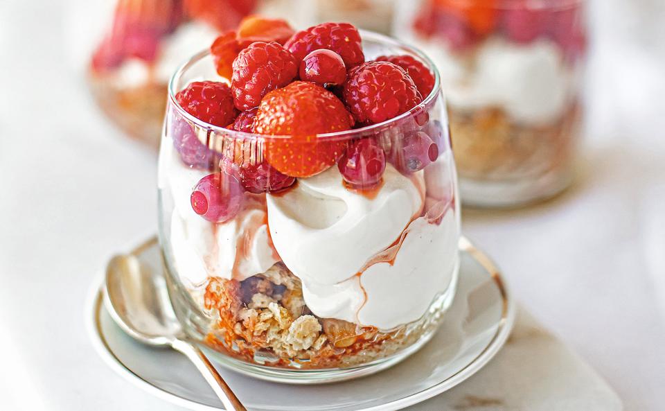 No-bake-Cheesecake im Glas mit Beeren und Cantuccini