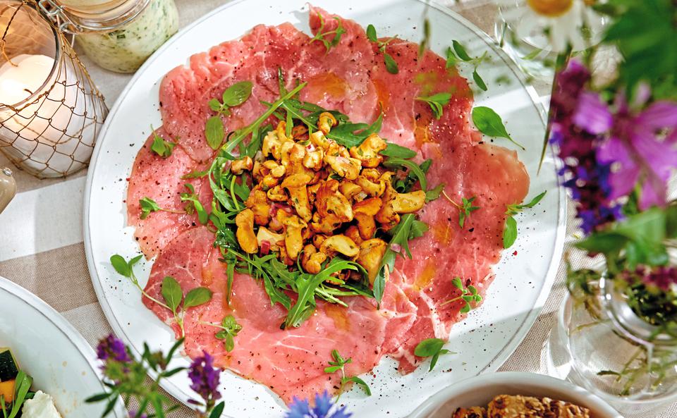 Kalbscarpaccio mit Eierschwammerlsalat und Rucola