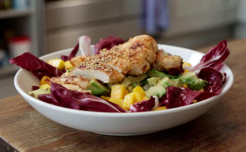 Bild: G+J Digital Products/Ulf Miers Avocado-Mangosalat mit Huhn