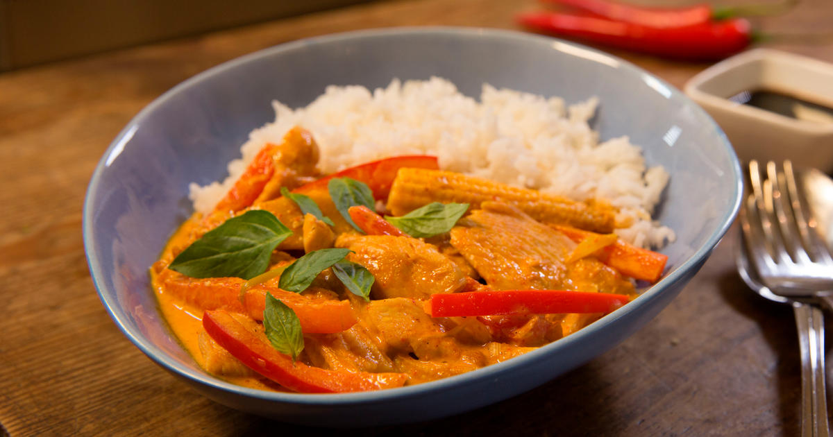 Video: Schnelles Thai-Curry mit Huhn • GUSTO.AT