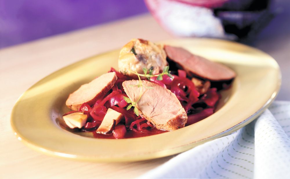 Warmer Rotkrautsalat mit Rehnüsschen und Knödeln • Rezept • GUSTO.AT