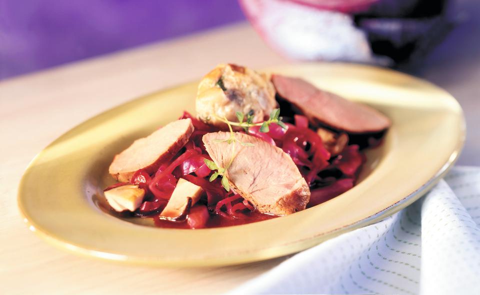 Warmer Rotkrautsalat mit Rehnüsschen und Knödeln