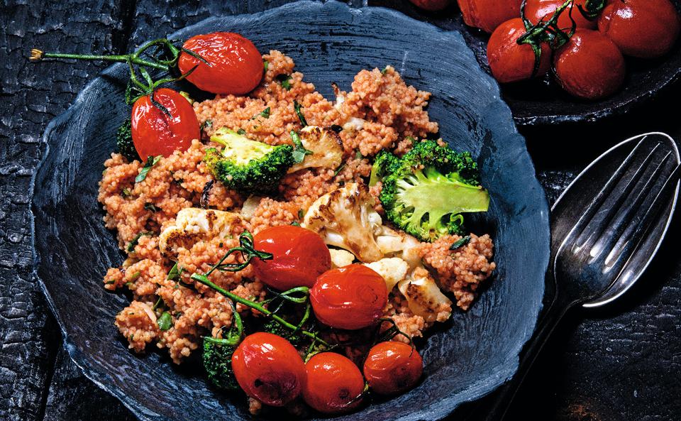 Couscous mit Paradeisern, Brokkoli und Karfiol