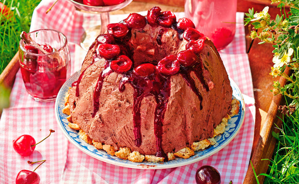 Schokomousse-Eisbombe mit warmen Kirschen