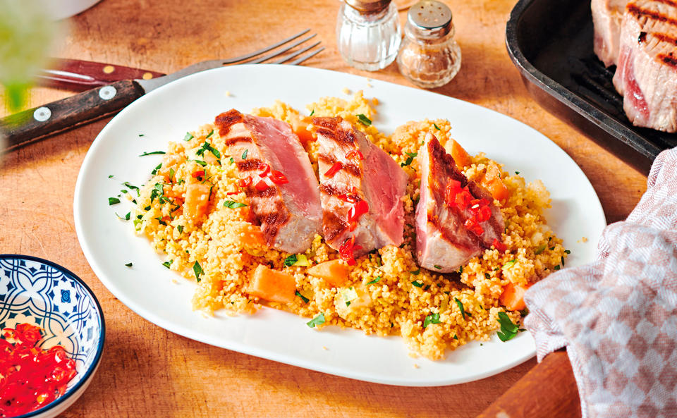 Thunfischsteak mit Chili-Honigsalsa und Melonen-Couscous