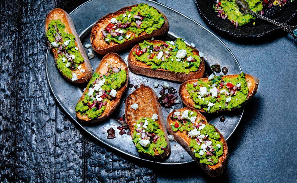 Crostini mit Erbsencreme, Feta und Chilisauce