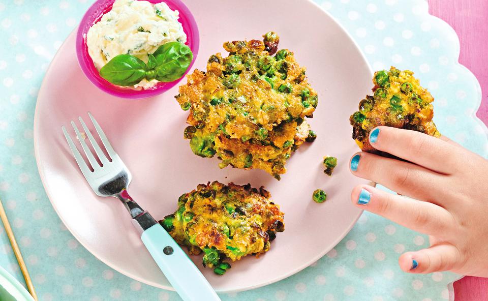 Erbsen-Fritter mit Bergkäse und Basilikum-Dip