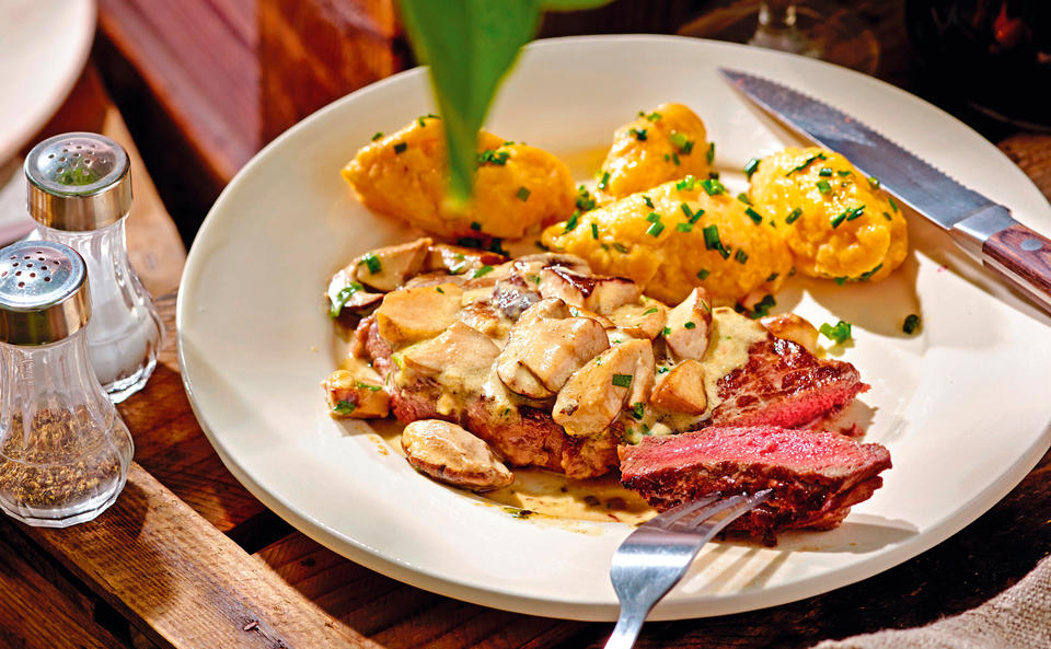 Beiried mit Steinpilzsauce und Süßkartoffel-Nockerln