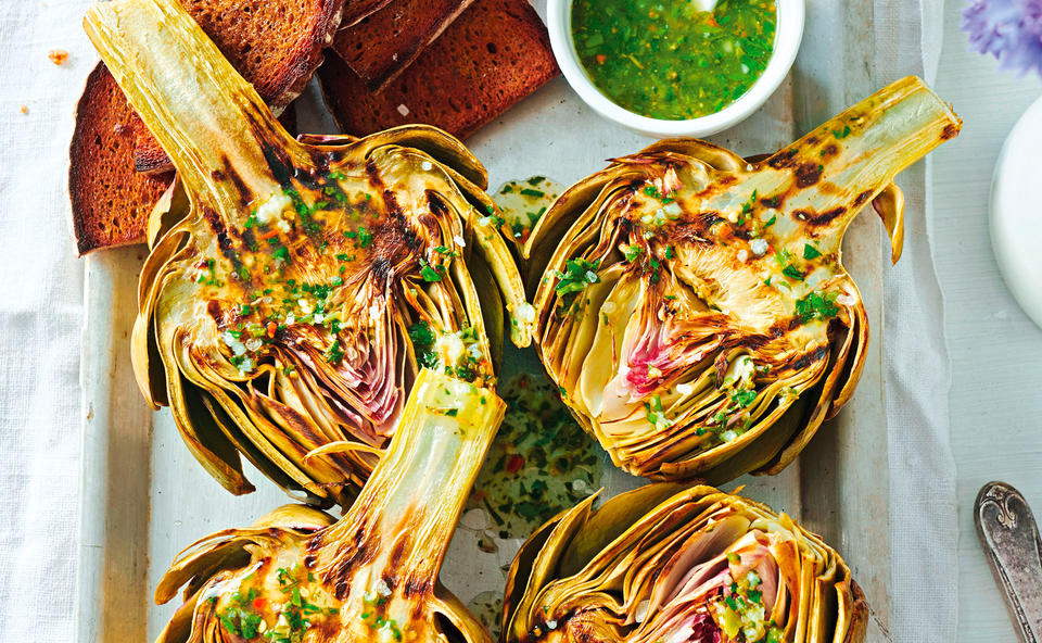 Gegrillte Artischocken mit Zitronen-Kräuterfond