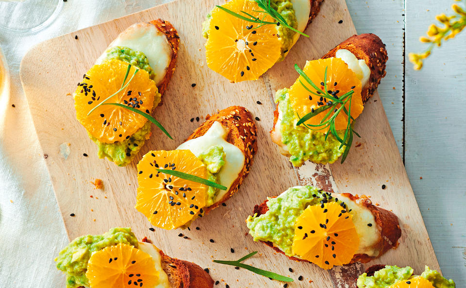 Knusperbrot mit Avocado und Mozzarella