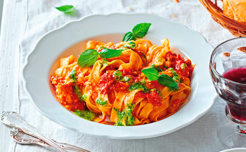 Linguine mit Schmorparadeisern, Feta und Basilikumsauce