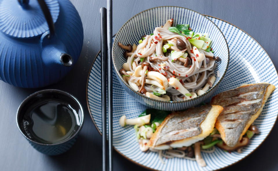 Fisch mit Asia-Pilznudeln