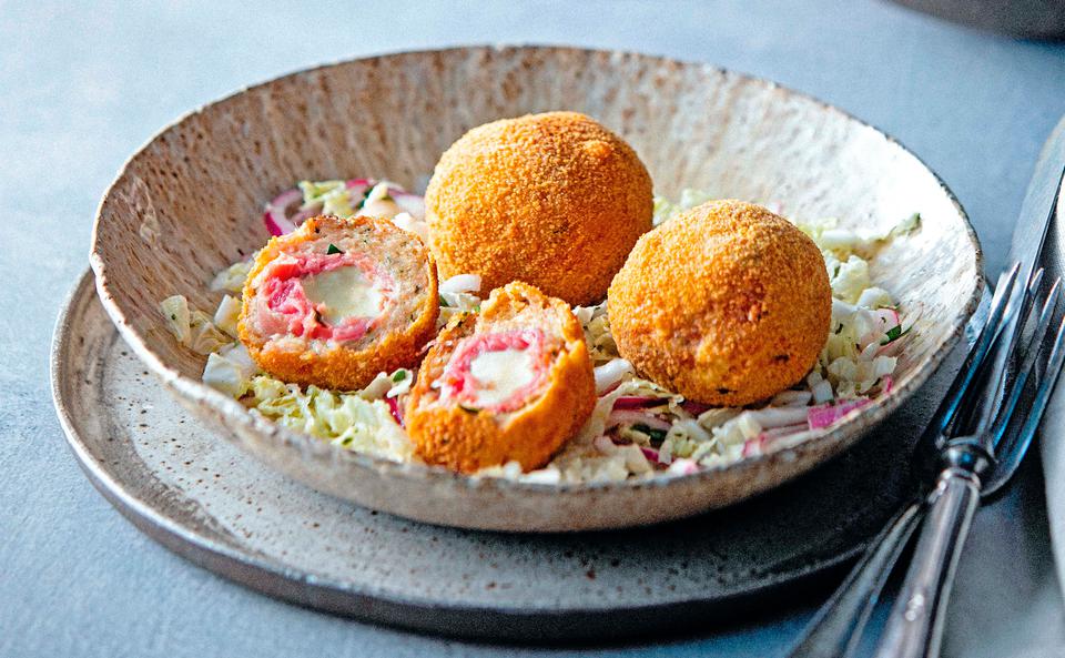 Hühnerbällchen mit Schinken-Käsefülle und Chinakohlsalat