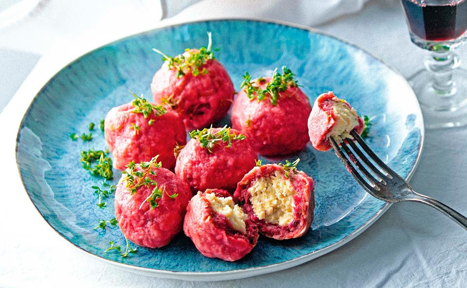 Rote-Rüben-Bällchen mit Ricotta-Krenfülle und Salat