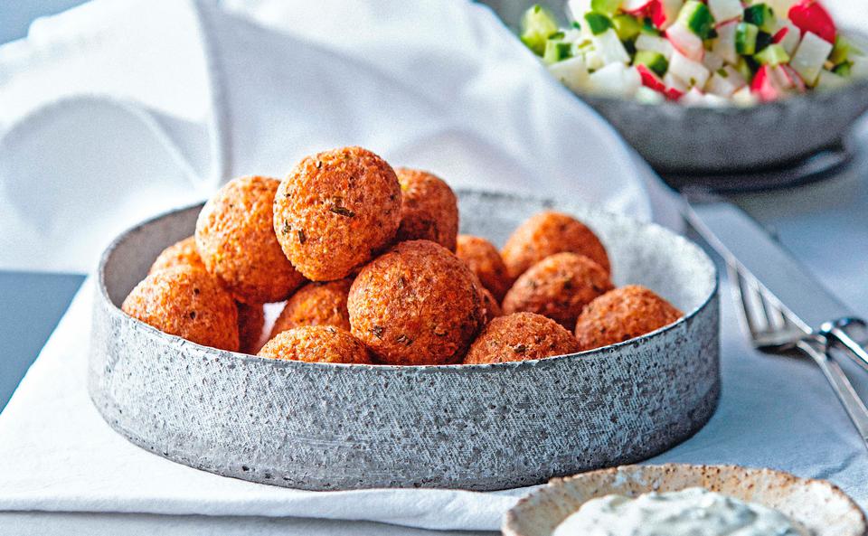 Bulgur-Bällchen mit Knoblauchdip und Gurken-Rettich-Radieschensalat