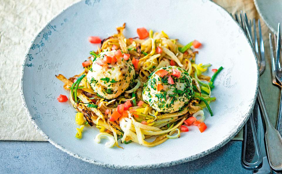 Parmesan-Karfiolbällchen mit Fenchel-Lauchgemüse