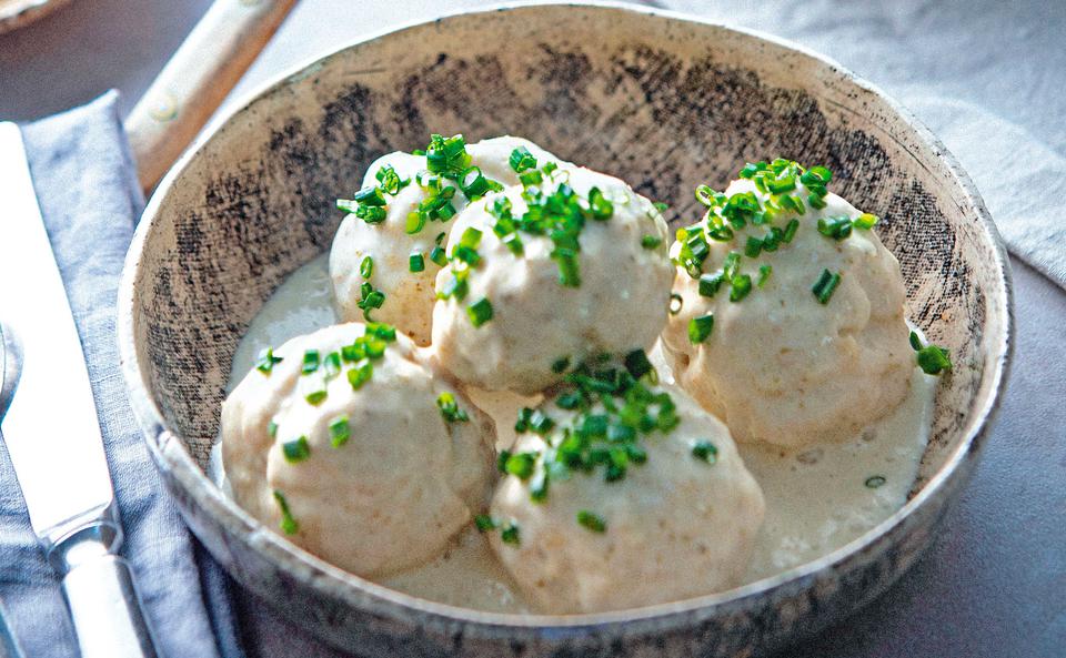 Fleischbällchen mit Kapernsauce und Blattspinat