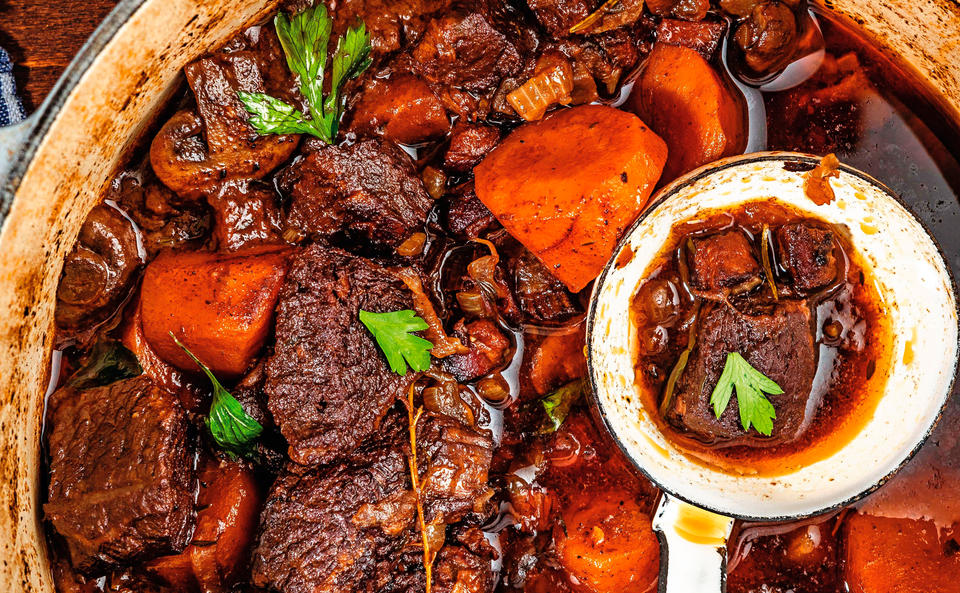 Boeuf Bourguignon: Geschmortes Rindfleisch nach Burgunder Art