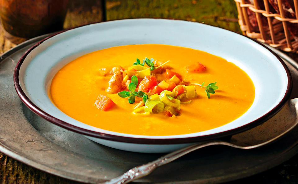 Kürbis-Orangensuppe mit Walnüssen