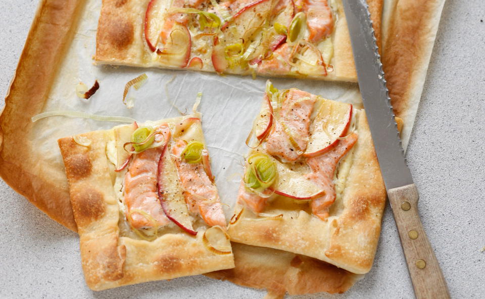 Flammkuchen mit Lachs, Apfel und Lauch