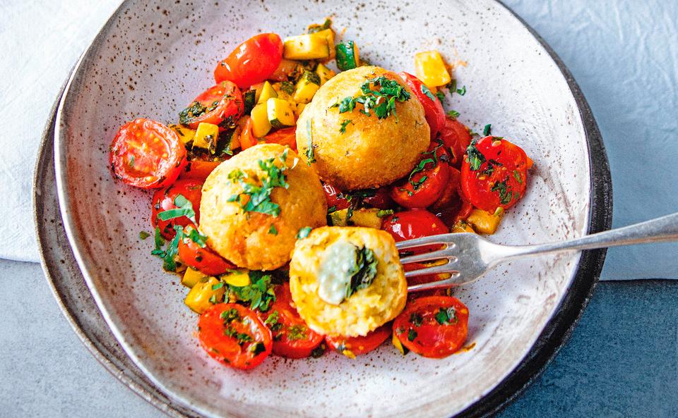 Risottobällchen mit Feta-Basilikumfülle und Gemüse