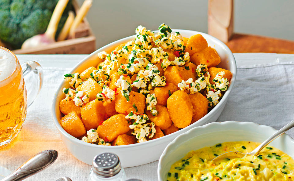 Kürbisnockerl mit Rahmkohl und Kräuter-Popcorn