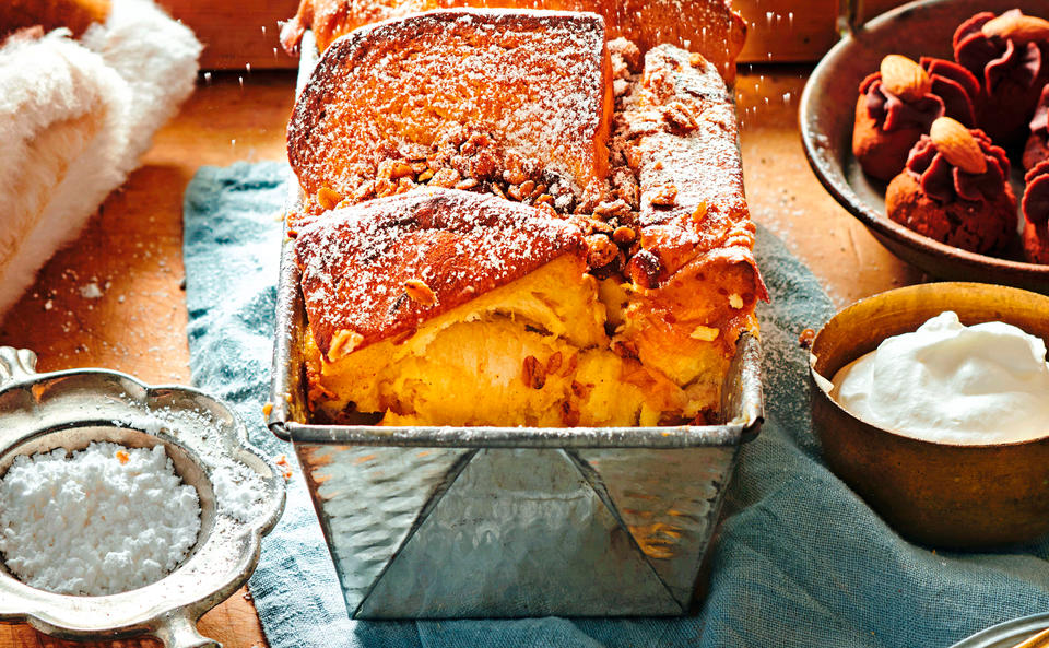 Warmer Brioche-Pudding mit Äpfeln