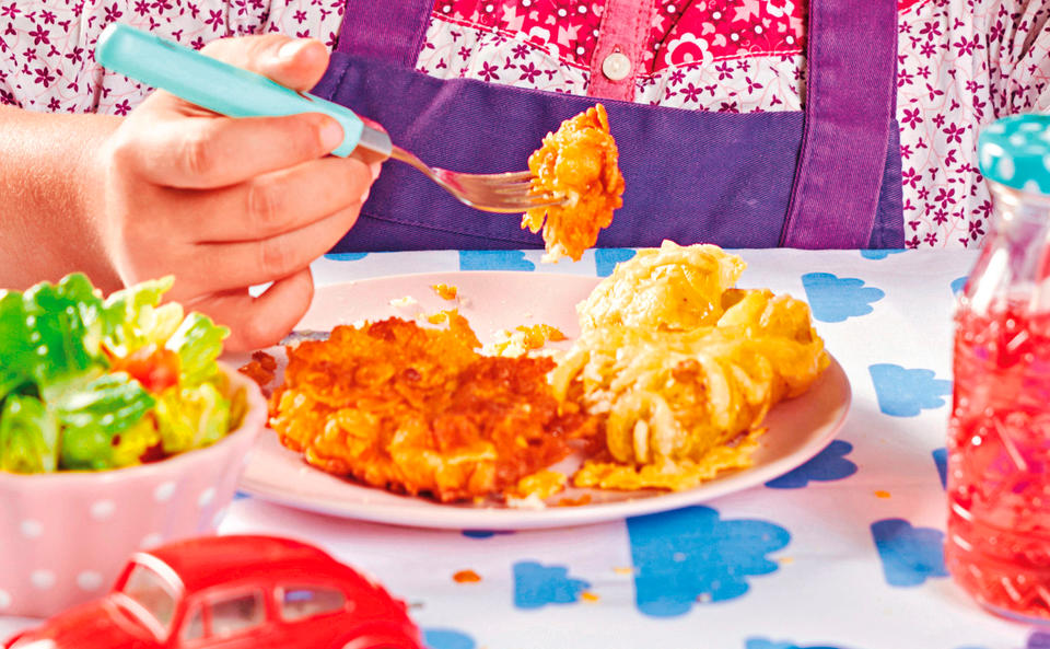 Mini-Cornflakes-Schnitzerl mit zerdrückten Käse-Erdäpfeln