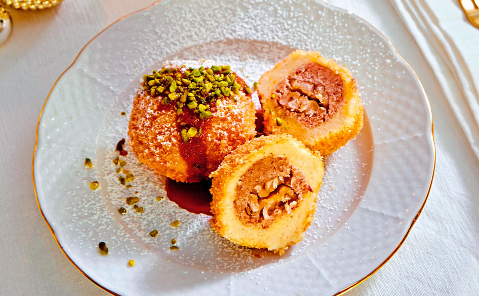 Maroniknödel mit Butterbröseln, Pistazien und Nougatsauce