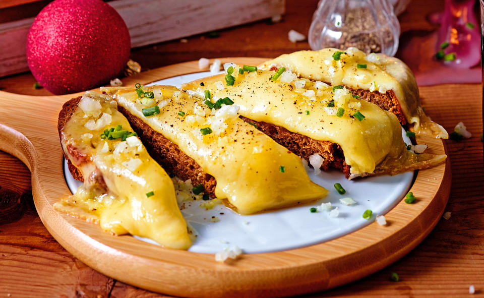 Überbackenes Käsebrot mit Schnittlauch