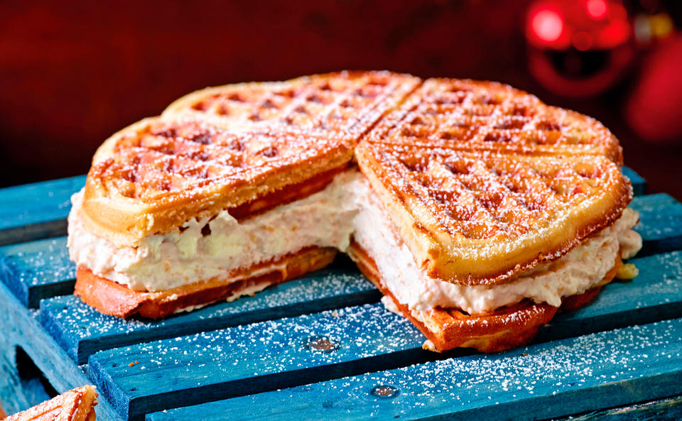 Marzipan-Waffeltorte mit Walnusscreme • Rezept • GUSTO.AT