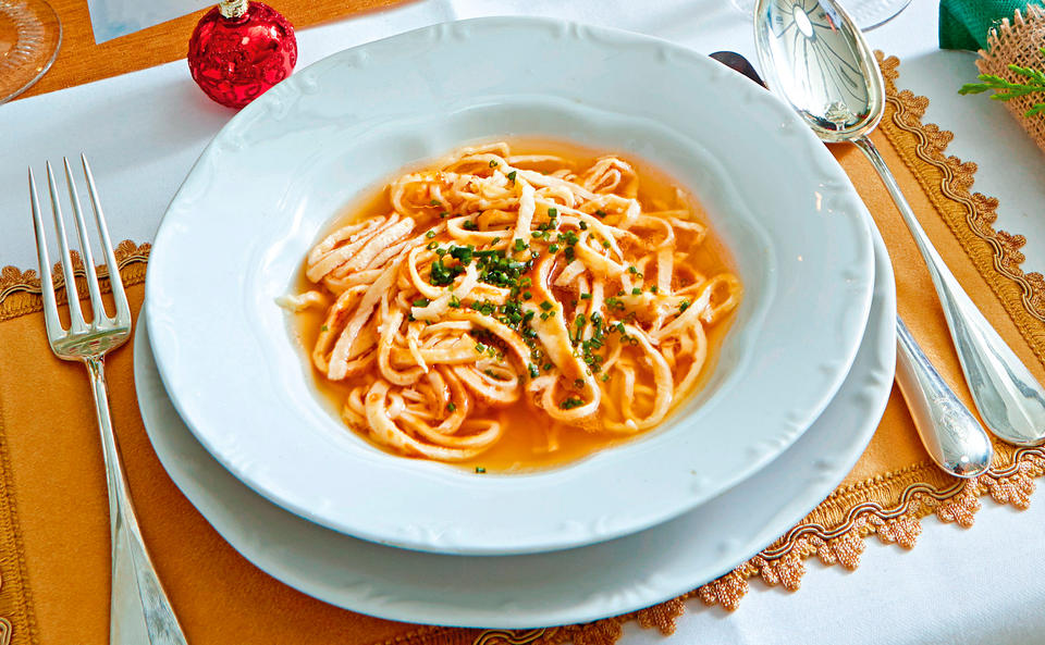 Rindsuppe mit Frittaten und Schnittlauch